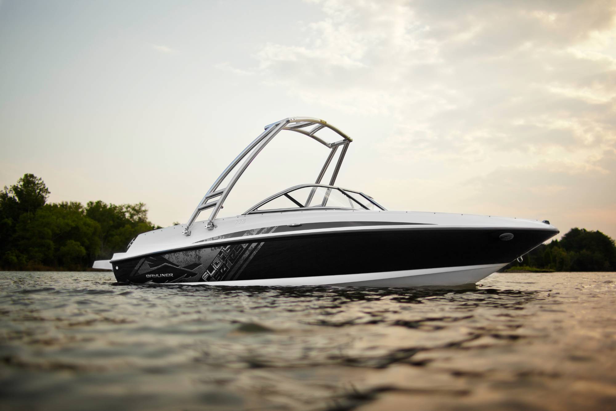 Bateau blanc sur l'eau